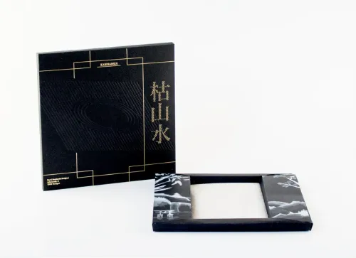 Schwarze Karte mit japanischen Schriftzeichen und Goldprägung samt Umschlag – DART-Mailing