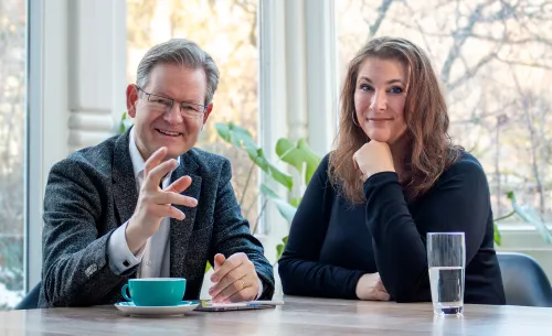Christoph Hegger und Annika Schwab im Gespräch am Tisch – Interview für »Die News«