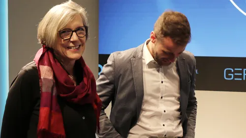 Referentin und Referent auf der Bühne beim Webforum Hybrid Office