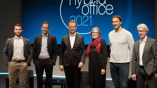 Gruppenbild der Referentinnen und Referenten auf der Bühne beim Webforum Hybrid Office 2021