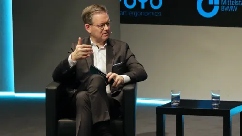 Christoph Hegger in der Podiumsdiskussion beim Webforum Hybrid Office