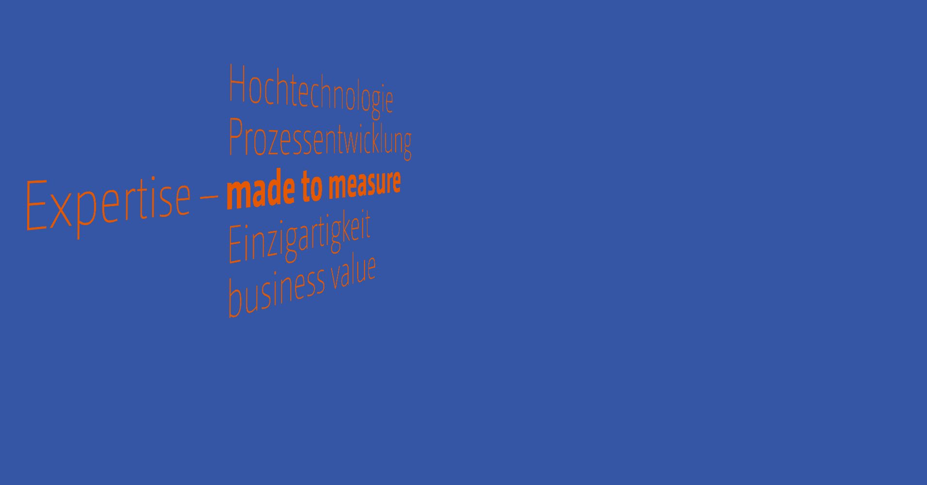 Blauer Hintergrund mit orangefarbenem Text 'Expertise – made to measure. Hochtechnologie und  Prozessentwicklung
