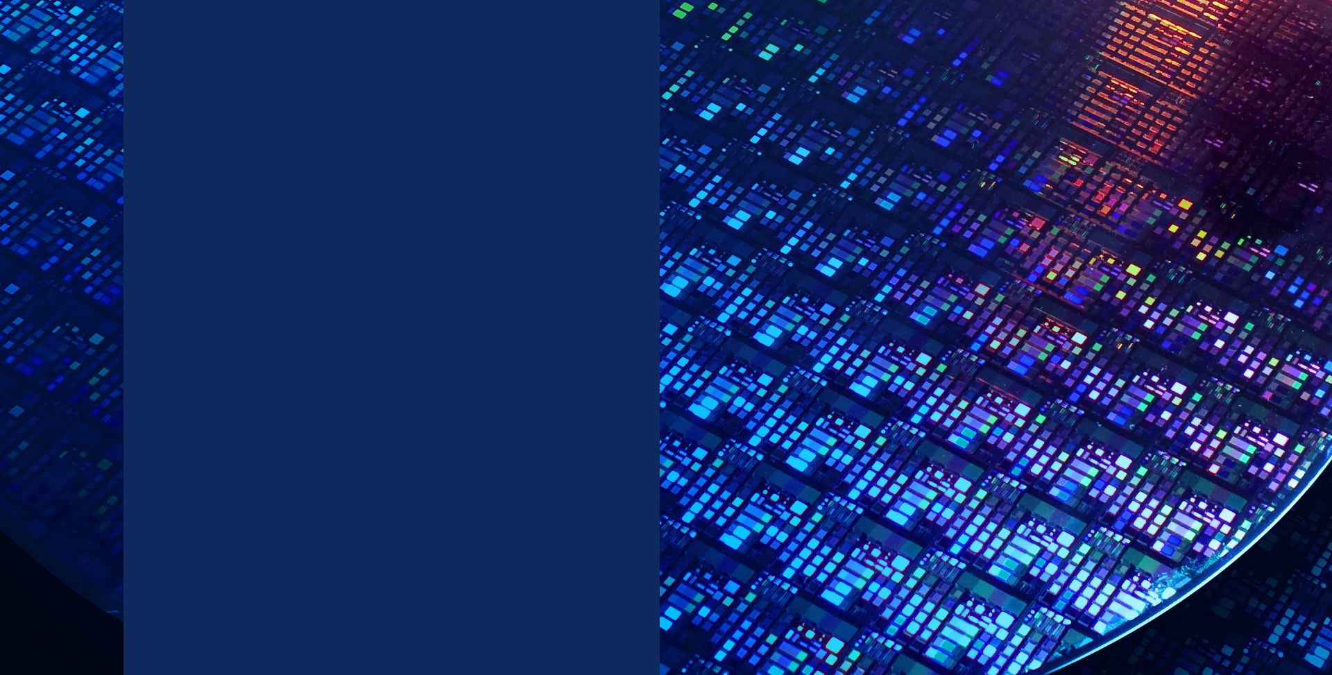 Nahaufnahme einer Halbleiterwafer-Oberfläche mit vielen rechteckigen und quadratischen Strukturen in verschiedenen Farben