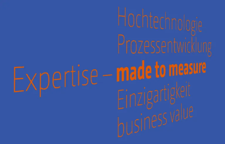 Blauer Hintergrund mit orangefarbenem Text 'Expertise – made to measure. Hochtechnologie und  Prozessentwicklung