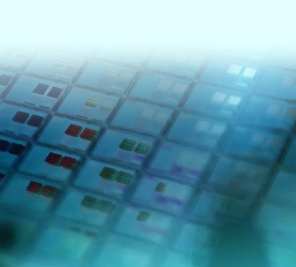 Nahaufnahme einer Waferoberfläche mit quadratischen Strukturen und Mustern in einem Laborumfeld