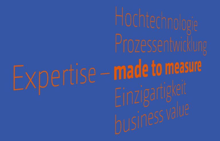 Blauer Hintergrund mit orangefarbenem Text 'Expertise – made to measure. Hochtechnologie und  Prozessentwicklung