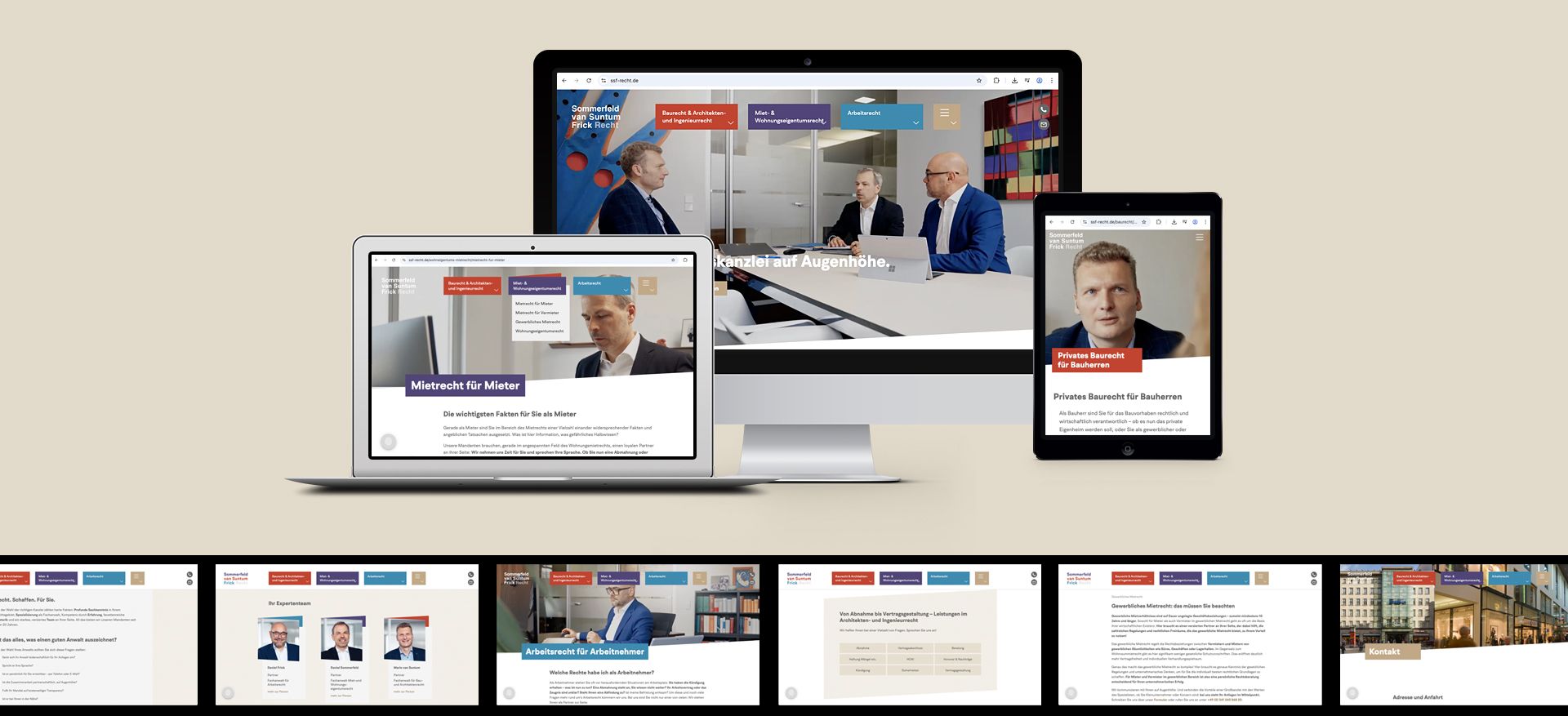 Drei verschiedene Bildschirme zeigen eine Website mit Porträts von Personen und Texten zu Mietrecht und Baurecht in einem modernen Büro.