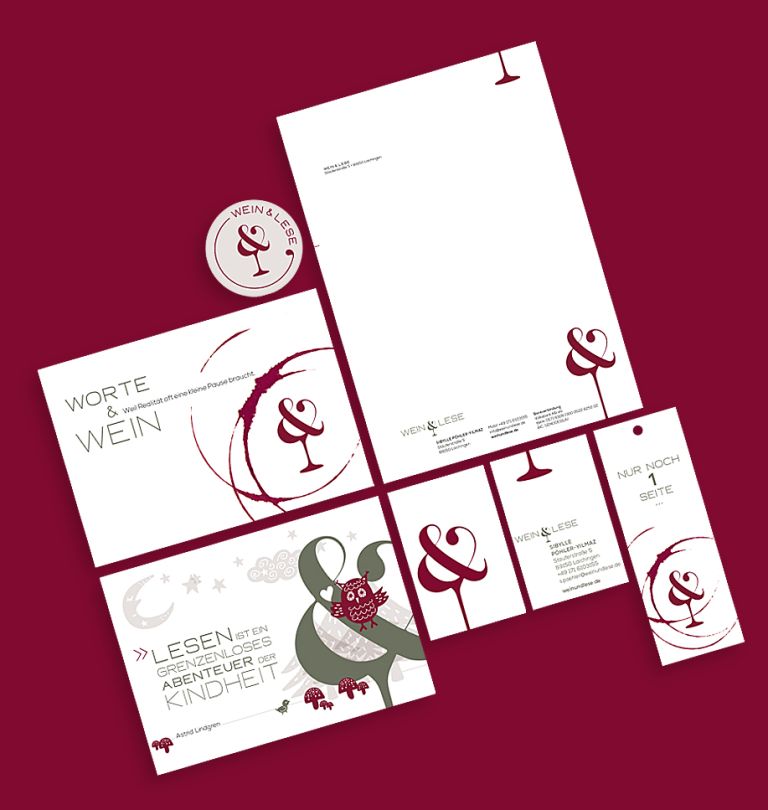 Briefbogen, Visitenkarten, Lesezeichen und Postkarten mit Weinlese-Logo bestehend aus einem stilisierten Weinglas und einem Ampersand auf dunkelrotem Hintergrund - DART