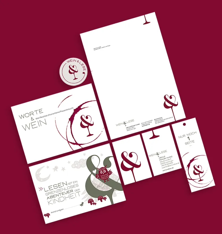 Briefbogen, Visitenkarten, Lesezeichen und Postkarten mit Weinlese-Logo bestehend aus einem stilisierten Weinglas und einem Ampersand auf dunkelrotem Hintergrund - DART