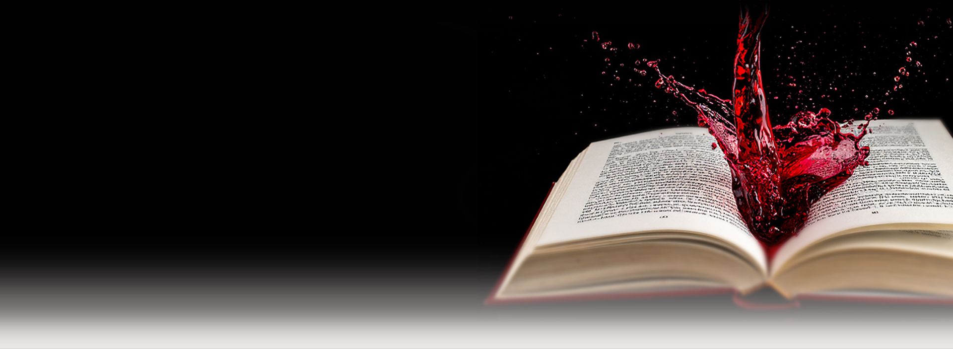 Offenes Buch mit spritzendem rotem Wein auf schwarzem Hintergrund - DART